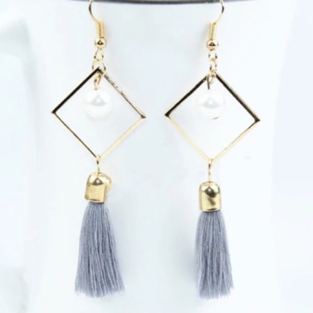 NEW!๐๐MODERN SQUARE! GREY TASSEL! PEARL LOOK๐๐ - Picture 1 of 4
